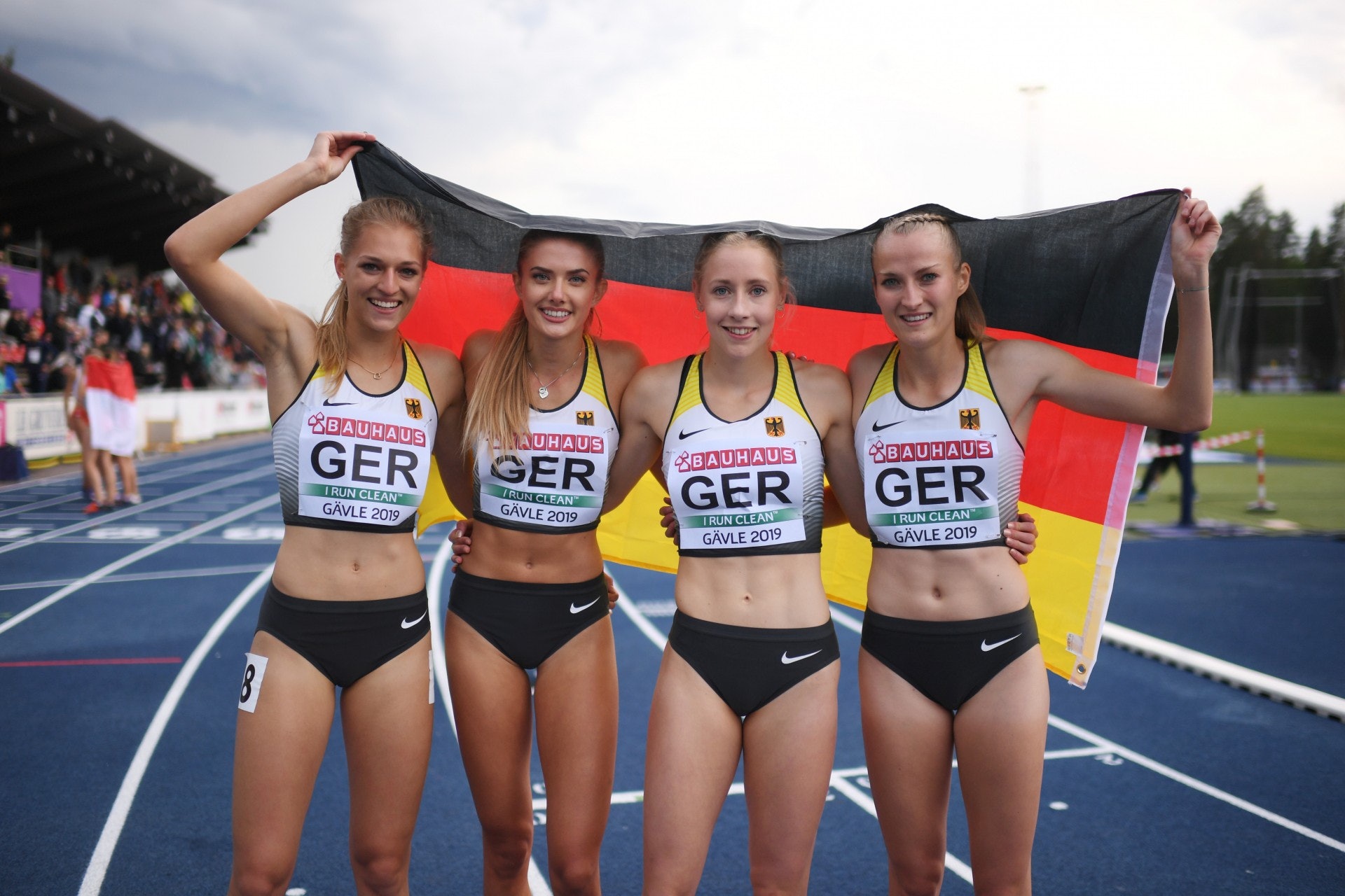Alica Schmidt（左二）與隊友摘下U23歐錦賽4X400米接力銅牌。（Getty Images）