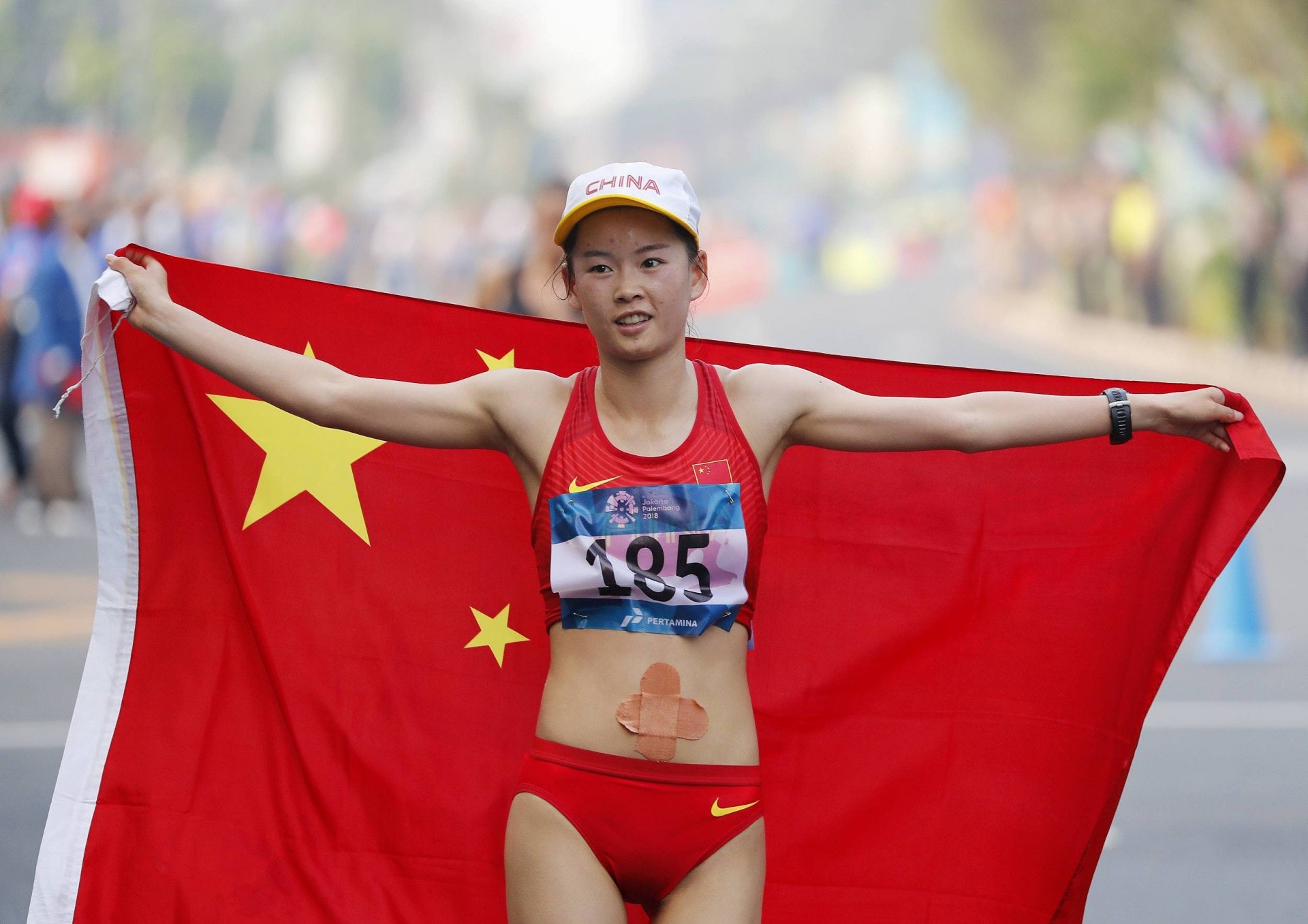 楊家玉以破亞運紀錄贏得女子20公里競步。（視覺中國）